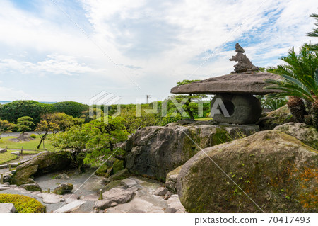 Stone lanterns in Sengan-en Stone lanterns in Sengan-en 70417493