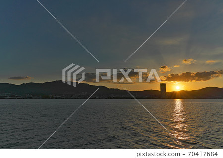 [Lake Biwa (evening)] Location: Yabasekihan Island, Yabase-cho, Kusatsu City, Shiga Prefecture 70417684