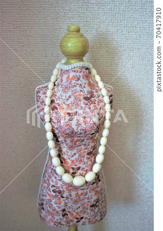Female silhouette accessory hanging 70417910