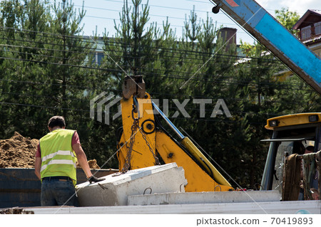 Repair work with the crane Repair work with the crane 70419893