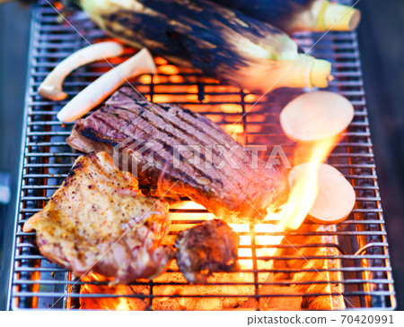 在燒烤之上在燒烤之上烤牛排[戶外的真正樂趣] 70420991