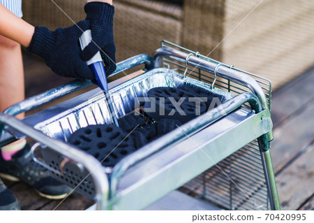 燒烤爐中使用的燒烤爐和木炭[夏季圖片] 70420995