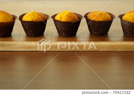 Alignment of pumpkin mini muffins 70421582