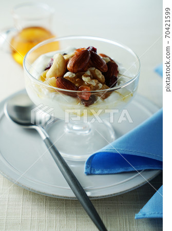 Yogurt with nuts and dried fruits 70421599