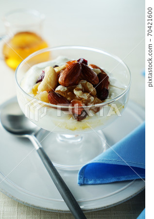Yogurt with nuts and dried fruits 70421600