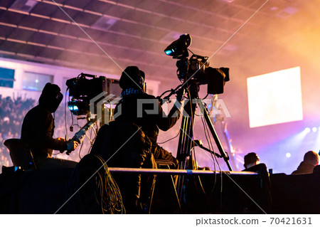A group of cameramen working during the concert. 70421631