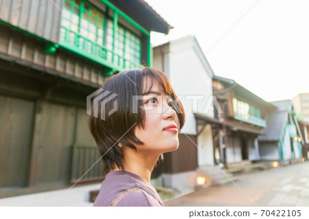 在長崎出島觀光的年輕女子 70422105