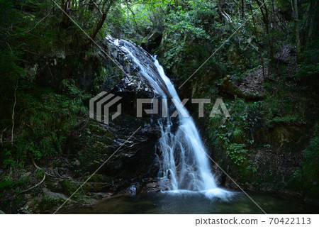 Water flowing down the middle waterfall of Furuya Fudou Falls, Maniwa City, Okayama Prefecture 70422113
