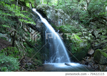 岡山縣真庭市古屋不動瀑布的上瀑布和不動明吾的雕塑 岡山縣真庭市古屋不動瀑布的上瀑布和不動明吾的雕塑 70422115
