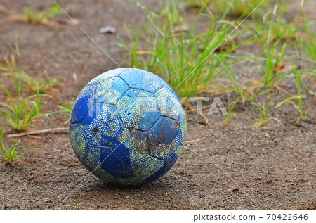 藍色足球桿02在潮濕的地面上滾動(左) 藍色足球桿02在潮濕的地面上滾動(左) 70422646