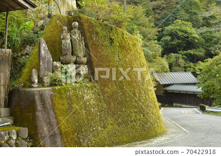 Country road and Jizo 70422918