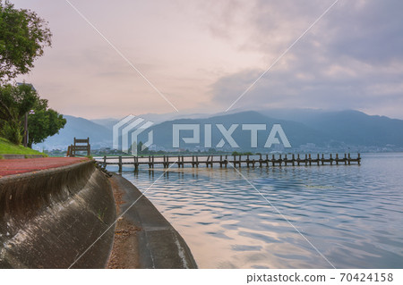 Lake Suwa at dawn [Summer Akasunasaki Park] 70424158