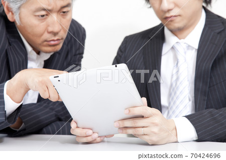看平板電腦的商人 看平板電腦的商人 70424696