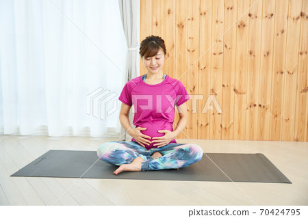 Young woman doing maternity yoga 70424795