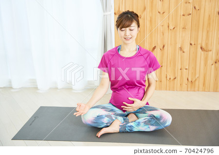 Young woman doing maternity yoga 70424796