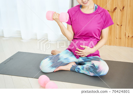 Young lady playing maternity exercise 70424801