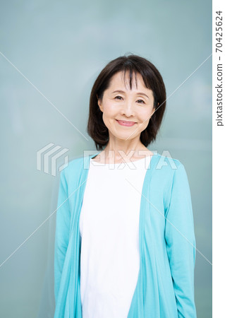 Middle female portrait Middle female portrait 70425624