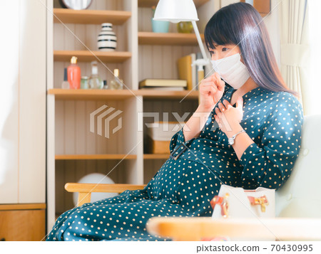 Pregnant woman coughing before going out 4: 3 70430995