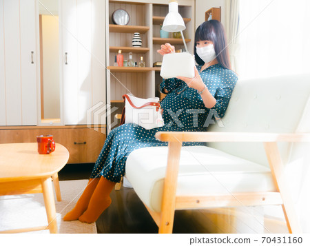 Pregnant woman who opens and closes the pouch 4: 3 70431160
