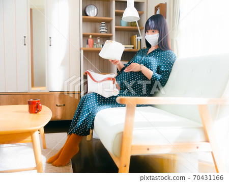Bag pouch, pregnant woman, preparation for going out 4: 3 70431166