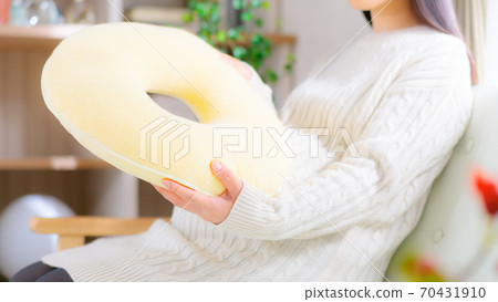Pregnant woman preparing a donut cushion 16: 9 70431910