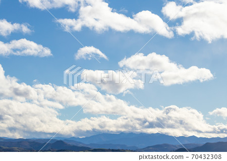 Mountain range in clear weather in contrasting rain clouds before the rain. Beautiful picturesque landscape, travel 70432308
