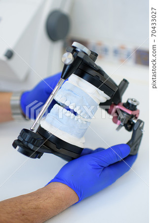 dentistry doctor and mock jaw his hand 70433027