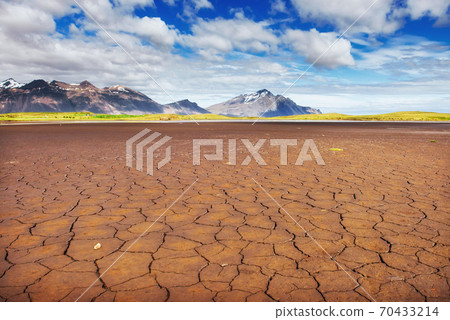 The beautiful landscape of mountains and rivers in Iceland. 70433214