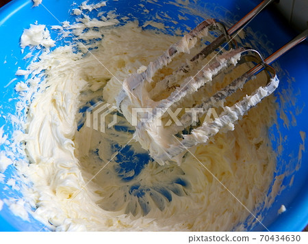 Mix the cream for the cake 70434630