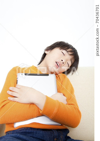 一個男孩睡午覺 70436701