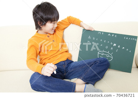 男孩在做塗鴉 男孩在做塗鴉 70436721