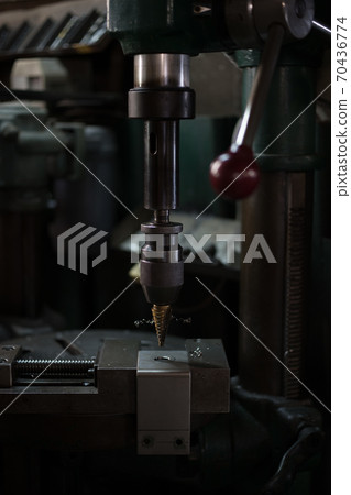 用鑽孔機鑽孔 用鑽孔機鑽孔 70436774