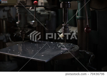 用鑽孔機鑽孔 70436796