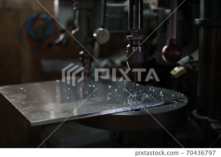 用鑽孔機鑽孔 70436797