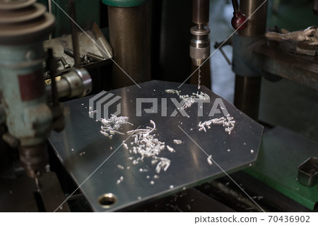 用鑽孔機鑽孔 用鑽孔機鑽孔 70436902