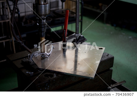 Drilling with radial drilling machine Drilling with radial drilling machine 70436907