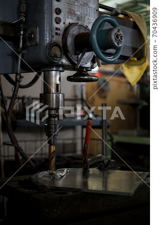 Drilling with radial drilling machine 70436909