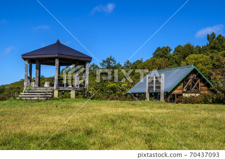 長野縣下高井郡木島平村信州秋天的K之平高原，從南都武濕地入口向東望 70437093