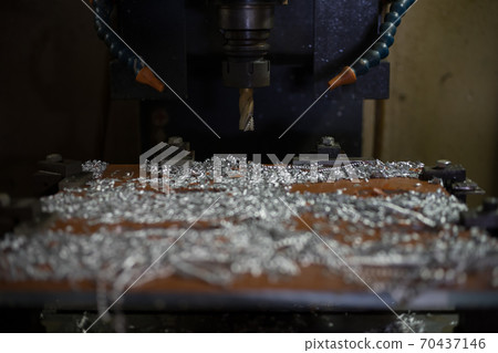 用加工中心切割 用加工中心切割 70437146