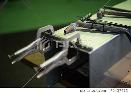 Welding operation Welding operation 70437415