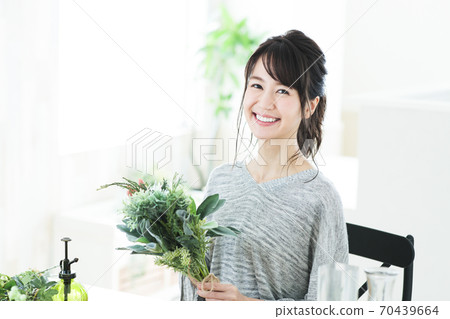 Women's flowers, flower arrangements, botanical gardening, lifestyle Women's flowers, flower arrangements, botanical gardening, lifestyle 70439664