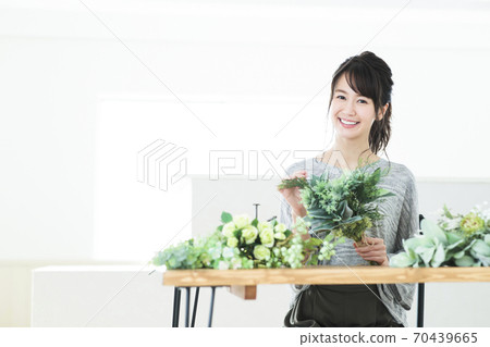 Women's flowers, flower arrangements, botanical gardening, lifestyle Women's flowers, flower arrangements, botanical gardening, lifestyle 70439665