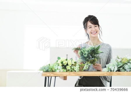 Women's flowers, flower arrangements, botanical gardening, lifestyle Women's flowers, flower arrangements, botanical gardening, lifestyle 70439666