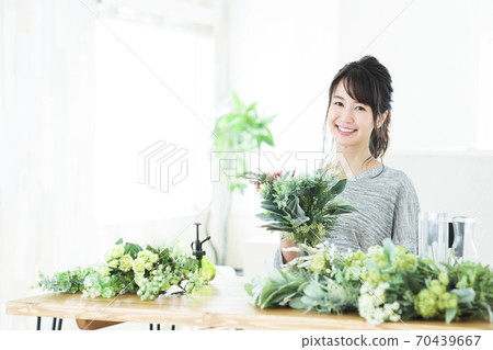 Women's flowers, flower arrangements, botanical gardening, lifestyle Women's flowers, flower arrangements, botanical gardening, lifestyle 70439667