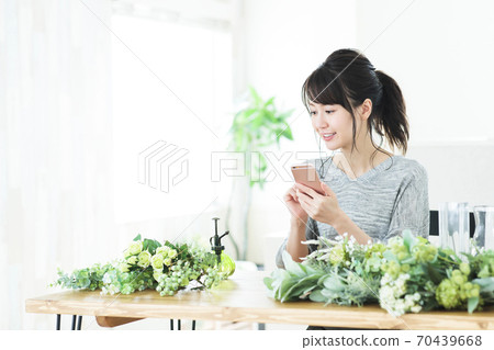 婦女的鮮花插花植物園藝生活方式 婦女的鮮花插花植物園藝生活方式 70439668