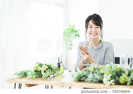 婦女的鮮花插花植物園藝生活方式 70439669
