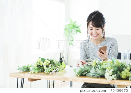 婦女的鮮花插花植物園藝生活方式 婦女的鮮花插花植物園藝生活方式 70439670