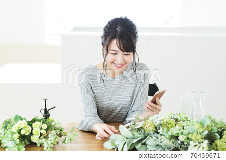 婦女的鮮花插花植物園藝生活方式 婦女的鮮花插花植物園藝生活方式 70439671