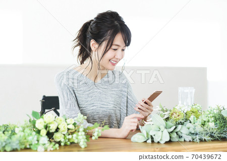 婦女的鮮花插花植物園藝生活方式 婦女的鮮花插花植物園藝生活方式 70439672