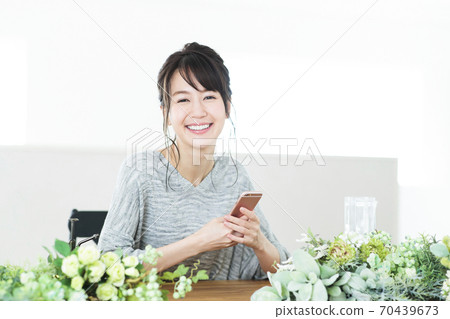 婦女的鮮花插花植物園藝生活方式 婦女的鮮花插花植物園藝生活方式 70439673